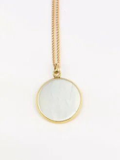Médaille religieuse vintage nacre et or jaune