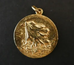 Médaille Représentant Une Femme Casquée