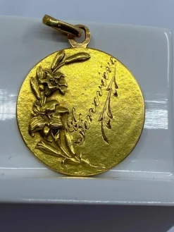 Médaille Sainte en prière