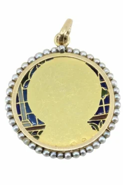 MÉDAILLE VIERGE EN NACRE, PERLES ET PLIQUE À JOUR SIGNÉE VERNON