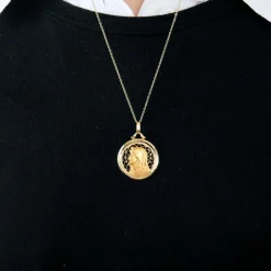 Médaille vierge en or jaune signée pageli