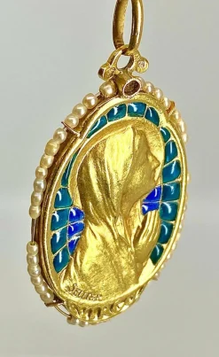 Médaille vierge émail perles fines signée SELLIER