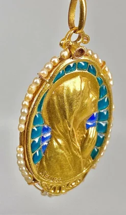 Médaille vierge émail perles fines signée SELLIER