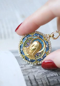Médaille Vierge Marie émail plique à jour perles diamants