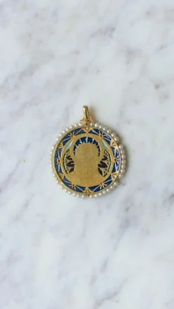 Médaille Vierge Marie émail plique à jour perles diamants