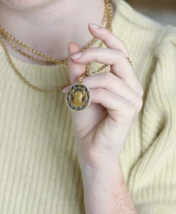 Médaille Vierge Marie émail plique à jour perles diamants