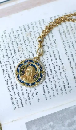 Médaille Vierge Marie émail plique à jour perles diamants
