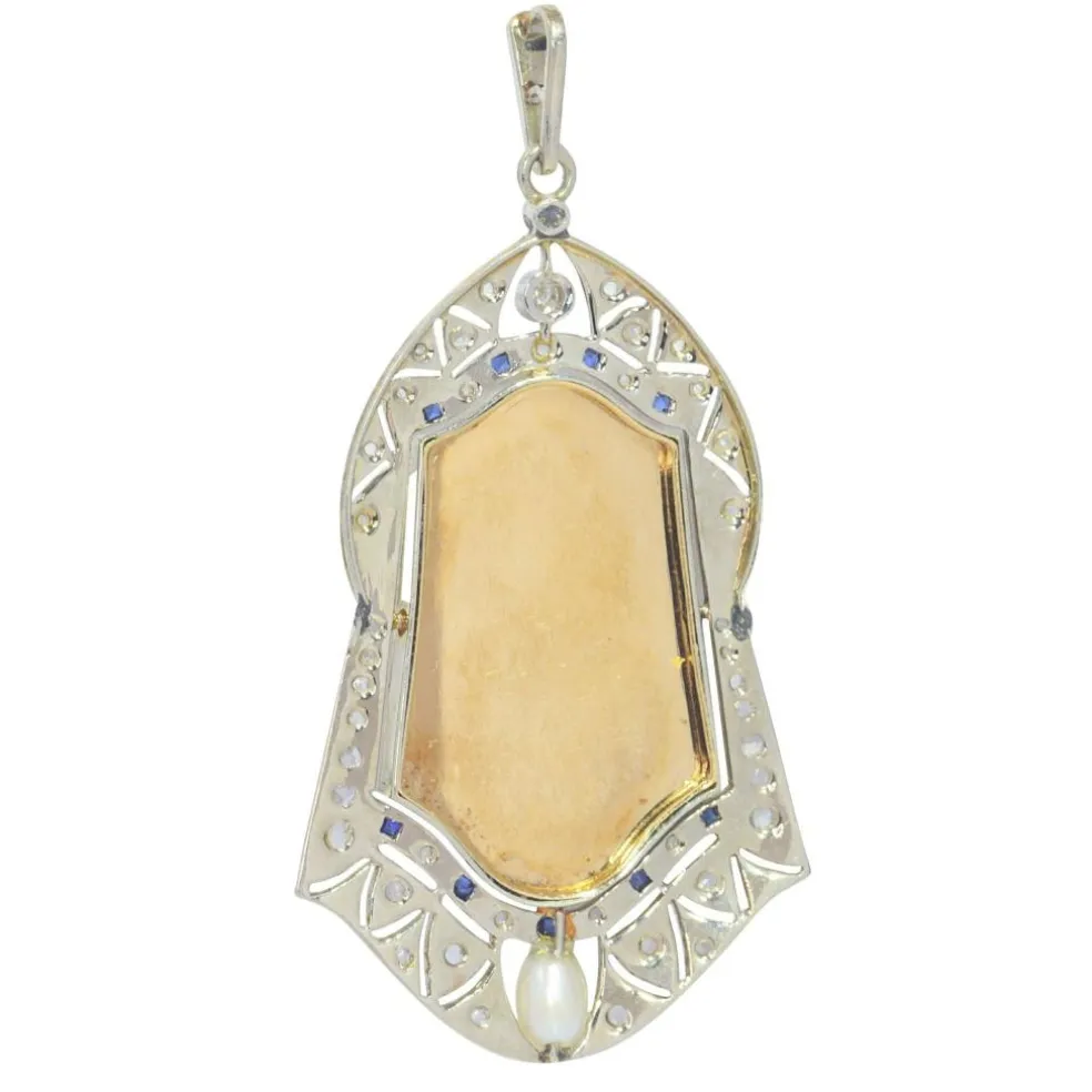 Médaille vintage des années 1910 Pendentif en or 18 carats serti de diamants, saphirs et perles Saint Antoine de Padoue représenté tenant l'Enfant Jésus