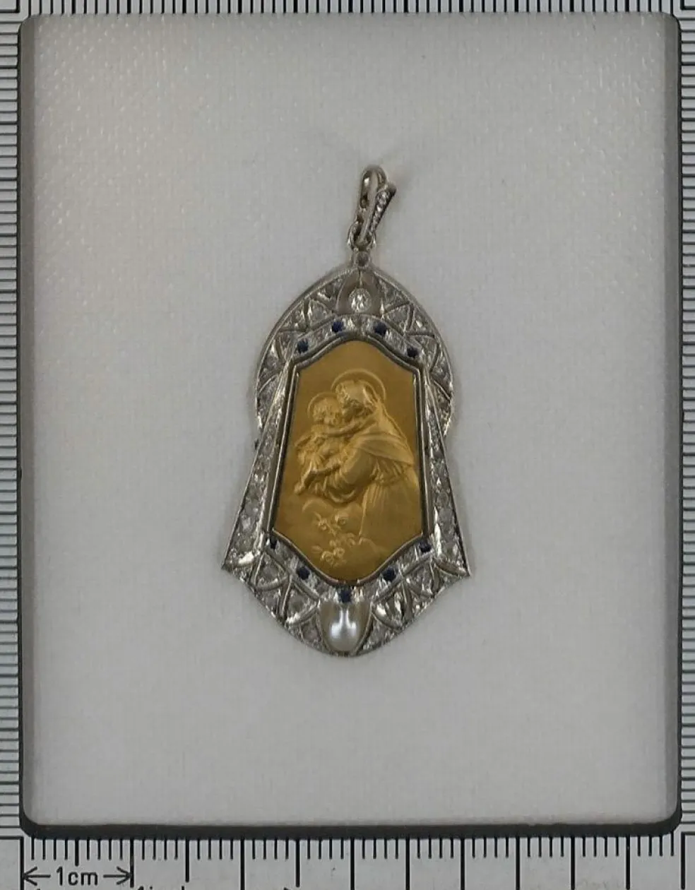 Médaille vintage des années 1910 Pendentif en or 18 carats serti de diamants, saphirs et perles Saint Antoine de Padoue représenté tenant l'Enfant Jésus