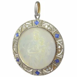 Médaille vintage édouardienne - Art déco des années 1920 en diamant et saphir représentant la Vierge Marie et l'enfant Jésus