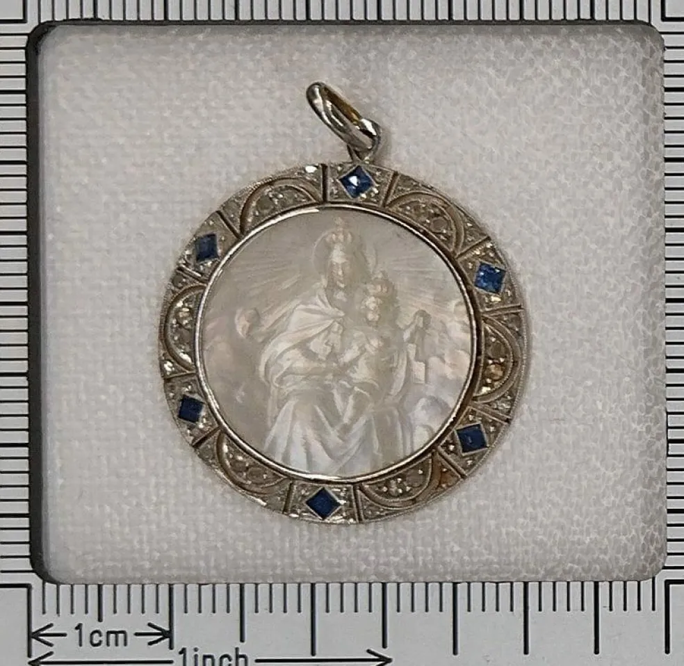 Médaille vintage édouardienne - Art déco des années 1920 en diamant et saphir représentant la Vierge Marie et l'enfant Jésus