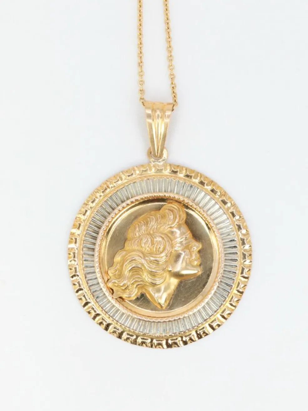 Médaille vintage en or jaune et blanc