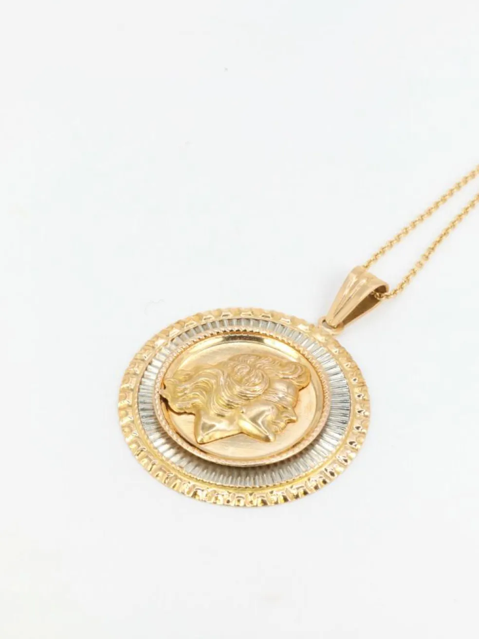 Médaille vintage en or jaune et blanc