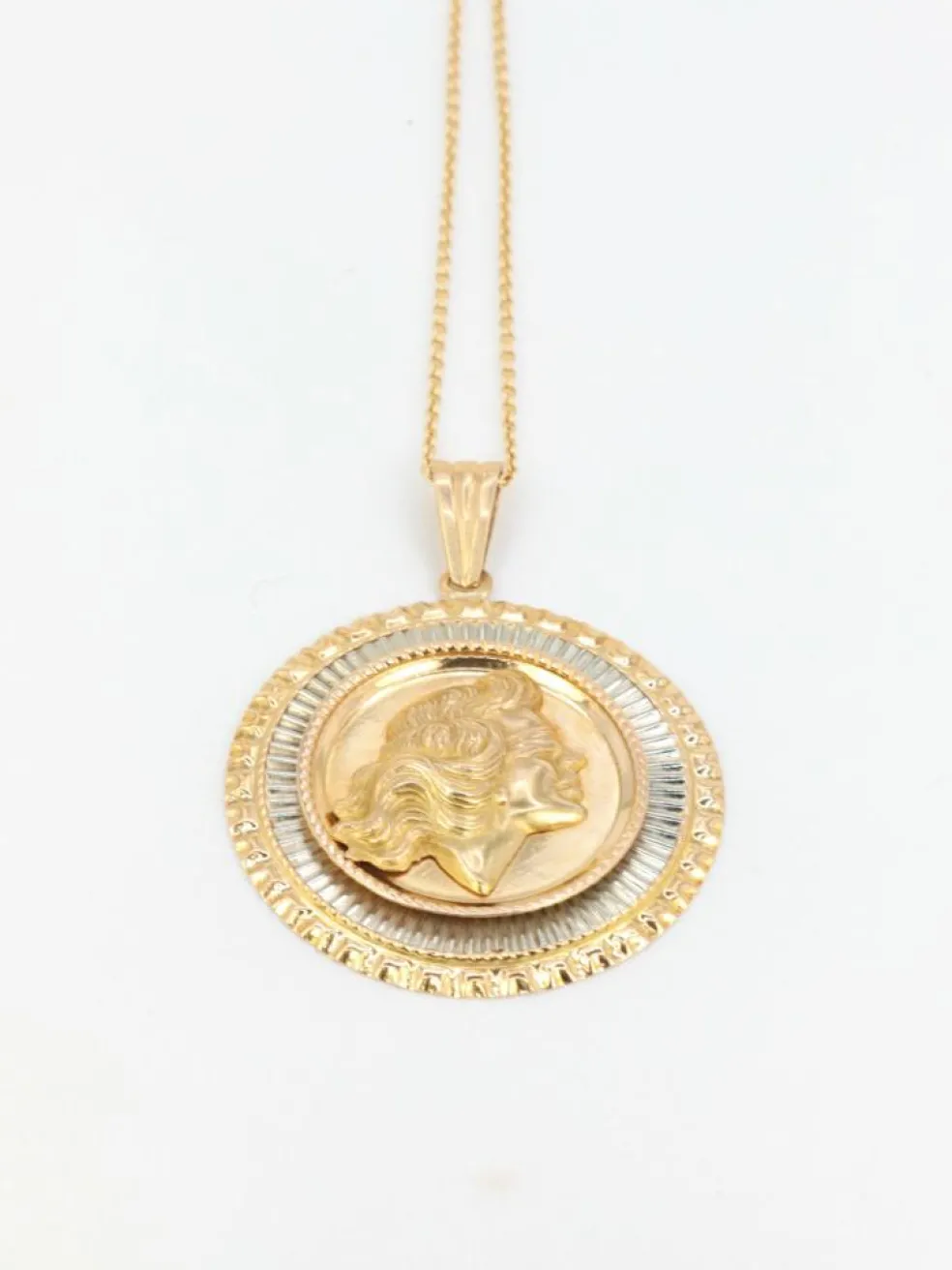 Médaille vintage en or jaune et blanc