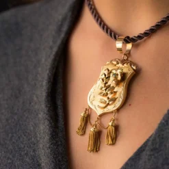 Médaillon ancien écu et décors floraux