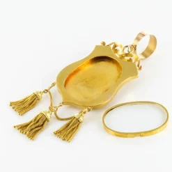 Médaillon ancien écu et décors floraux