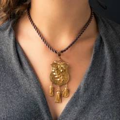 Médaillon ancien écu et décors floraux