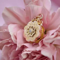 Médaillon ancien or rose ciselé diamant