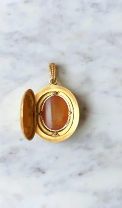 Médaillon camée agate et perles sur or jaune