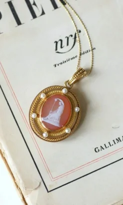Médaillon camée agate et perles sur or jaune