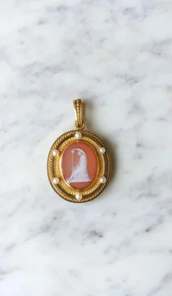 Médaillon camée agate et perles sur or jaune
