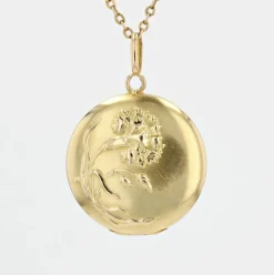 Médaillon en or ancien aux oeillets