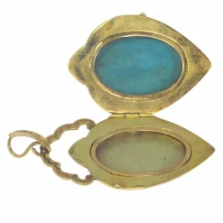 Médaillon en or avec émail et perles de rocaille naturelles