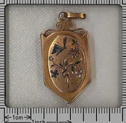 Médaillon en or avec émail, perles de rocaille