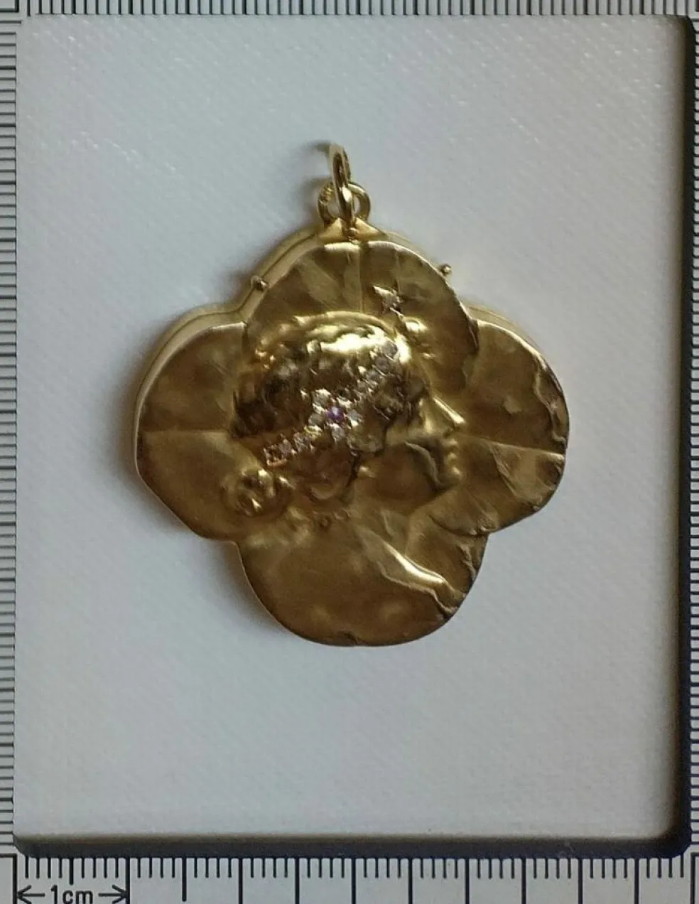 Médaillon en or porte-bonheur