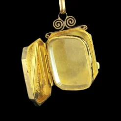 Médaillon en or rectangulaire
