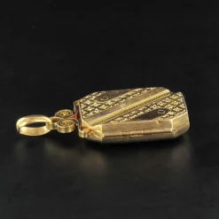 Médaillon en or rectangulaire
