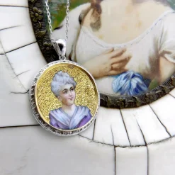Médaillon miniature en émail victorien en or 14 carats avec chaîne en or 14 carats