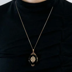 Médaillon ouvrant avec onyx et demi-perles