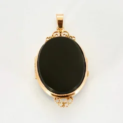Médaillon ouvrant avec onyx et demi-perles