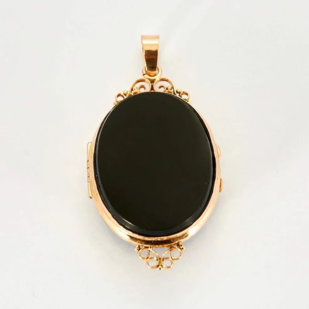 Médaillon ouvrant avec onyx et demi-perles