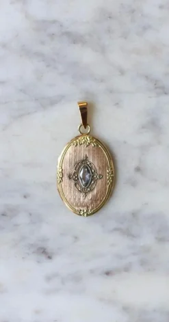 Médaillon ouvrant navette diamant taille rose