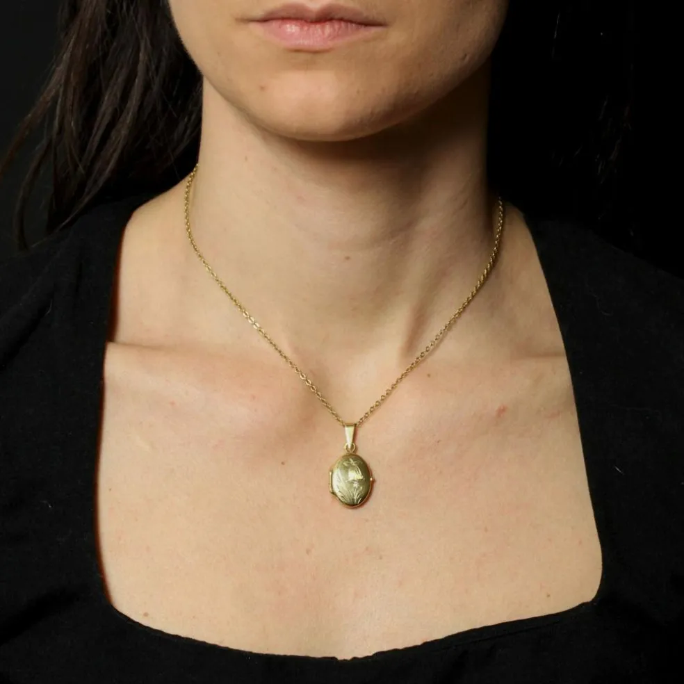 Médaillon ovale or jaune ciselé