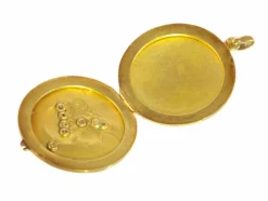 Médaillon porte-bonheur avec diamants