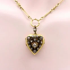 Médaillon victorien en or 18 carats avec cœur incrusté de diamants taille rose