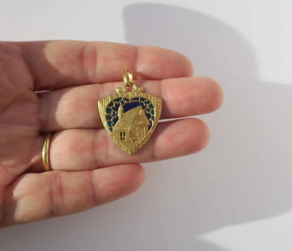 MONIER rare pendentif ancien Cœur chaumière émail plique à jour or