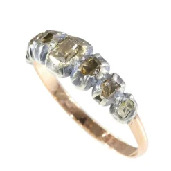 Murmures du passé : une bague baroque en diamant de 1700