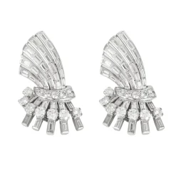 Paire d’anneaux d’oreilles or gris ornés de diamants