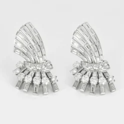 Paire d’anneaux d’oreilles or gris ornés de diamants