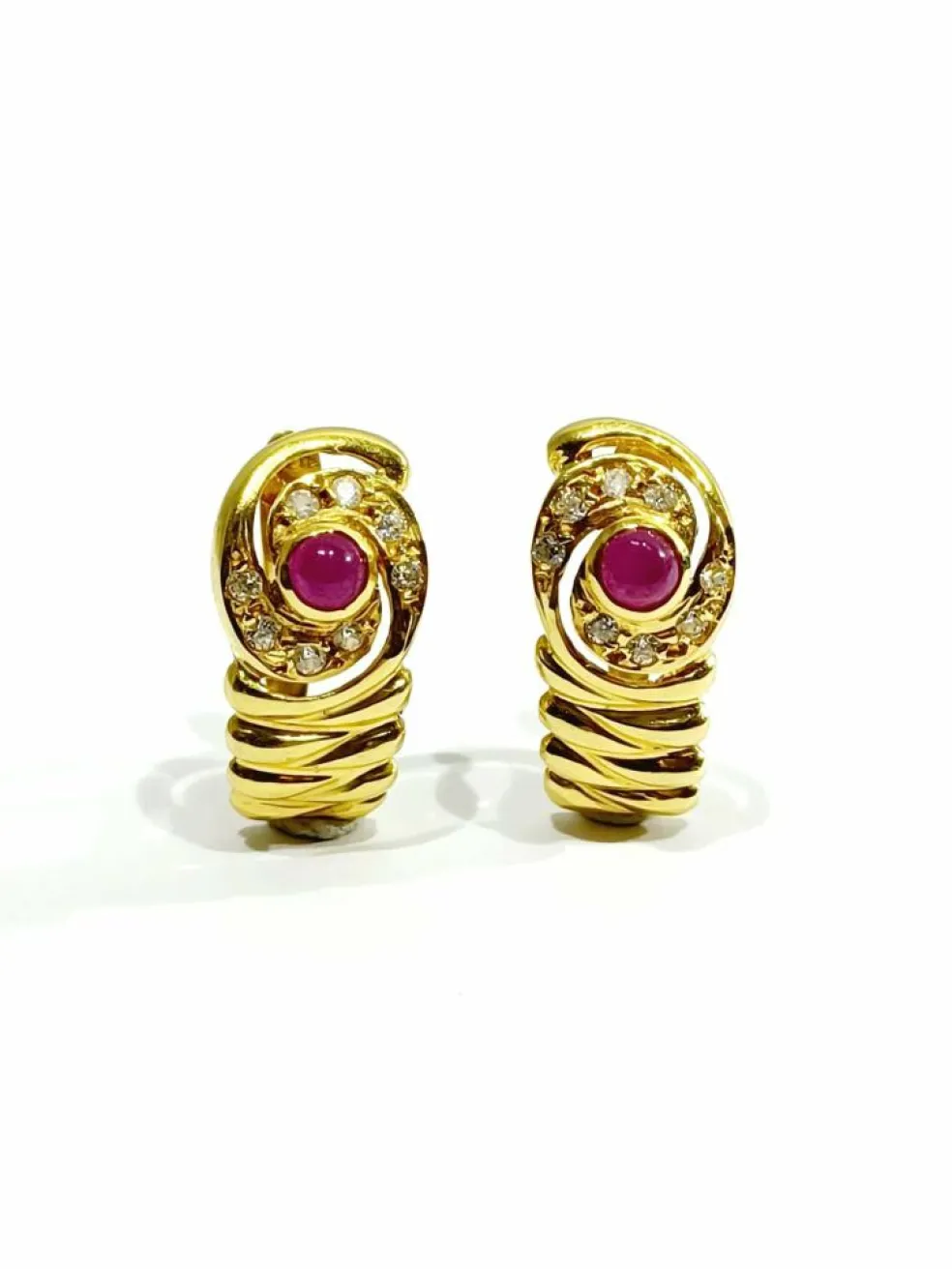 Paire de boucle d'oreille or, rubis et diamants