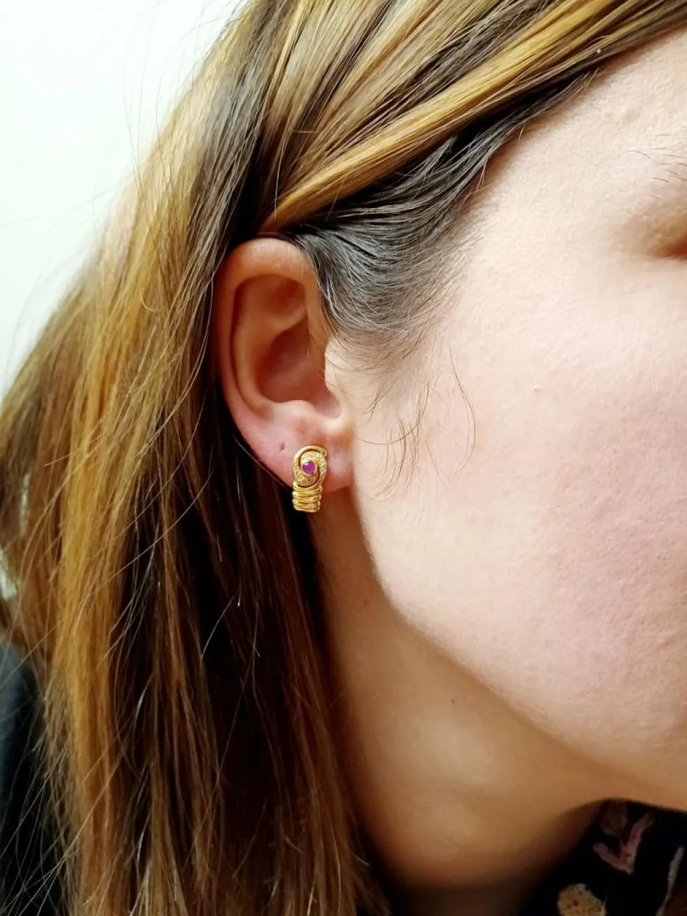 Paire de boucle d'oreille or, rubis et diamants