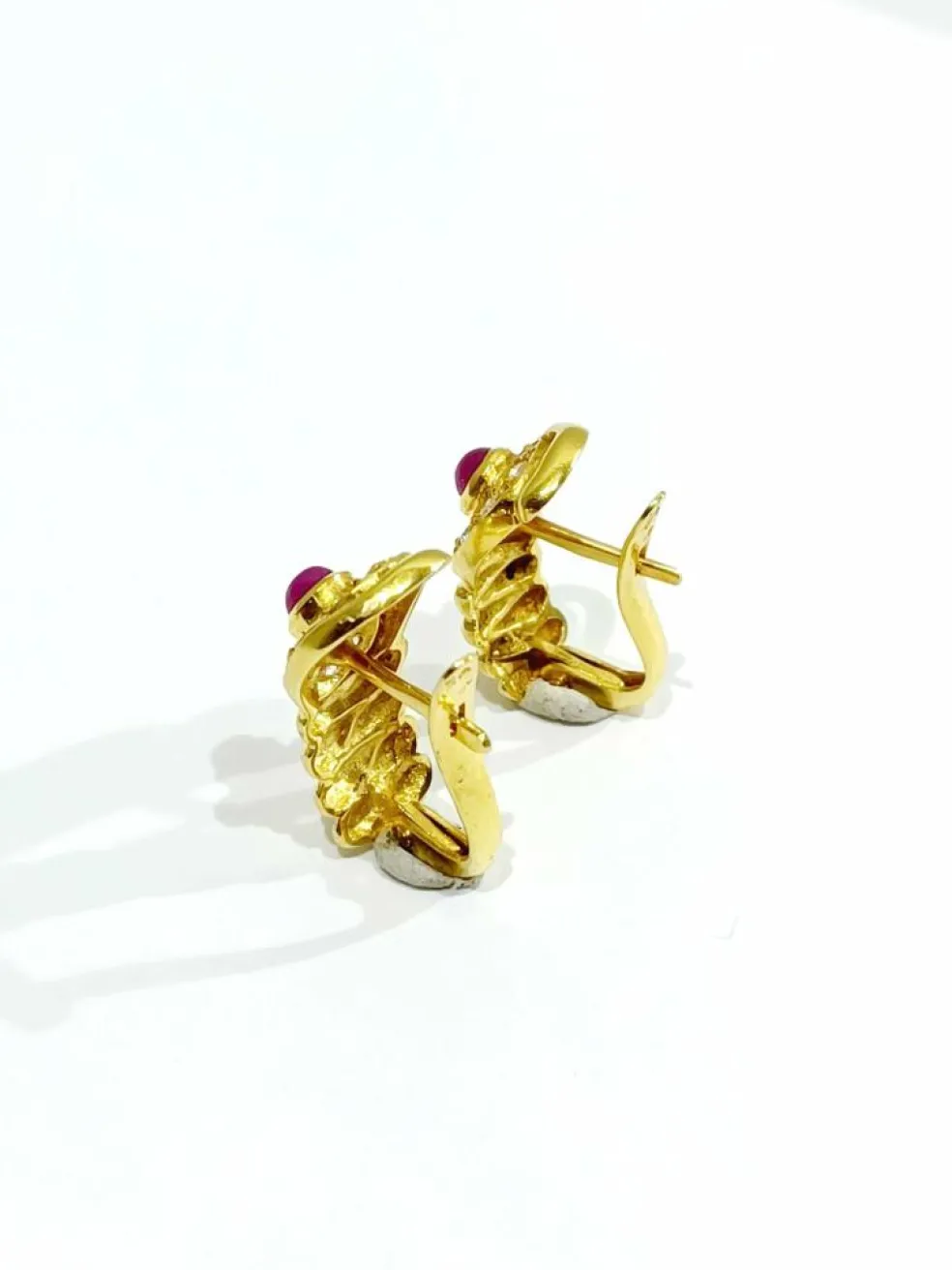 Paire de boucle d'oreille or, rubis et diamants