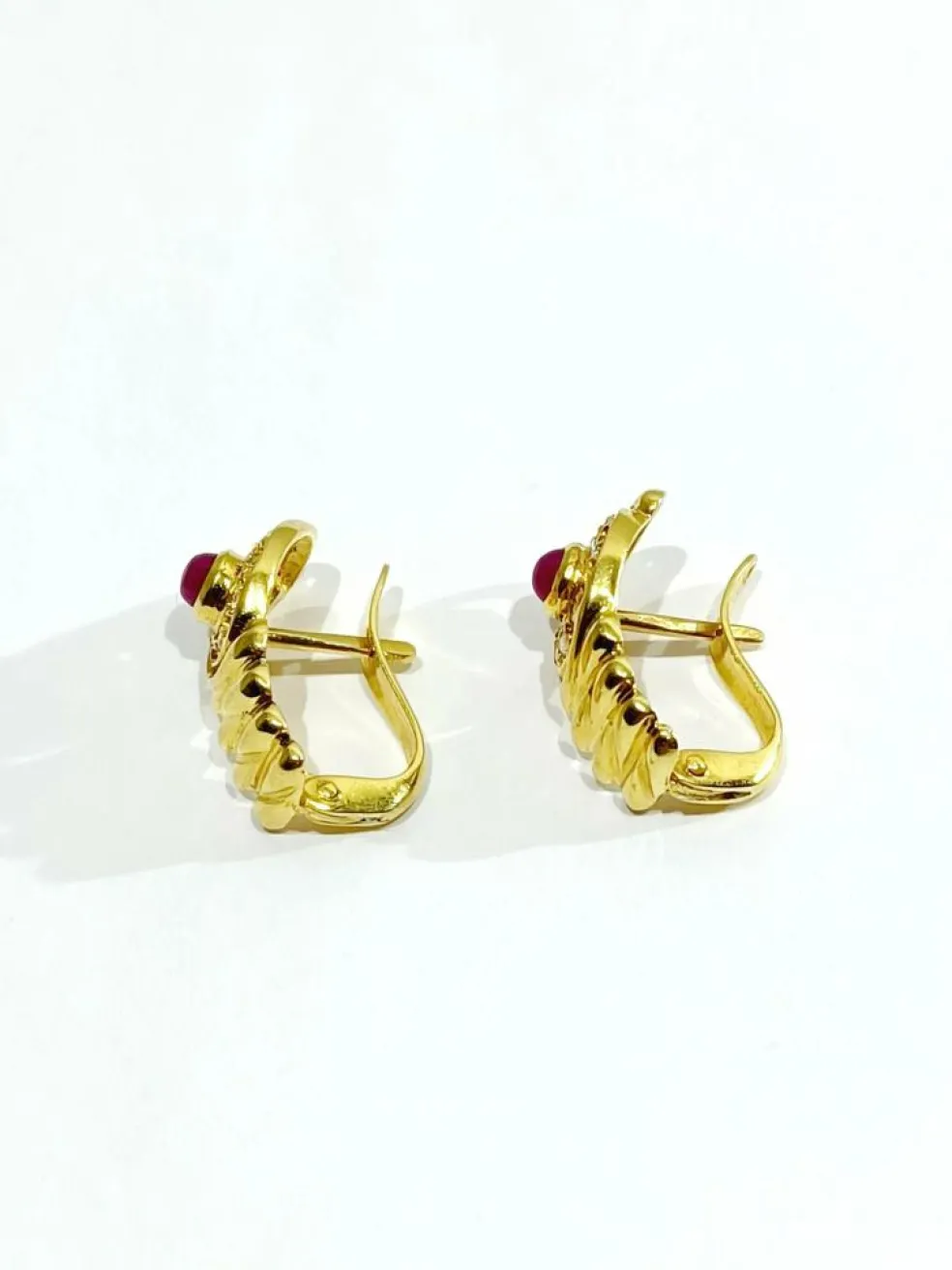 Paire de boucle d'oreille or, rubis et diamants
