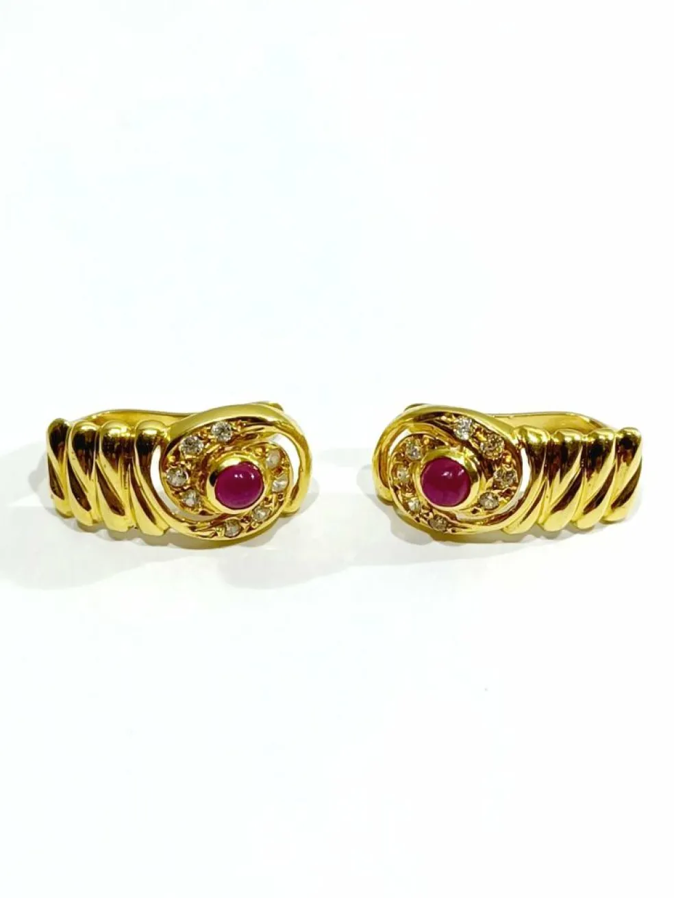 Paire de boucle d'oreille or, rubis et diamants