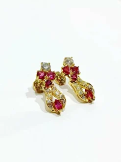Paire de boucle d'oreilles or, rubis, diamants