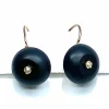 Paire de boucles d’oreilles en or jaune 18 carats, perles et jais